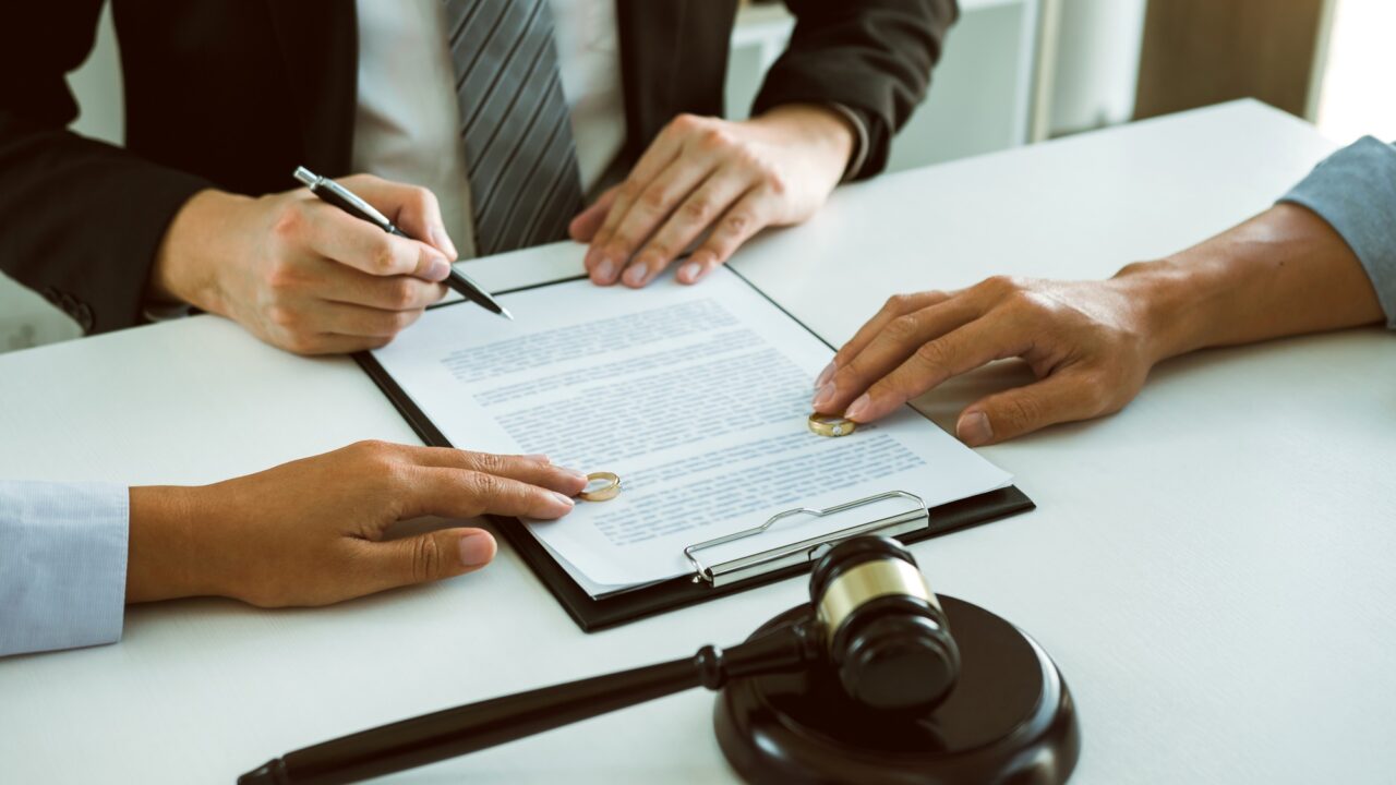 Couple is divorced who handed their engagement ring to the divorce documents
