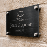 Gravure laser ou chimique : quelle technique choisir pour votre plaque professionnelle d&rsquo;avocat ?