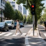 Comment l&rsquo;article r413-17 du code de la route protège les piétons et cyclistes