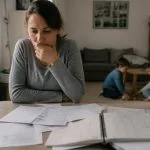 Comprendre la suspension des droits de la CAF pendant combien de temps et ses conséquences